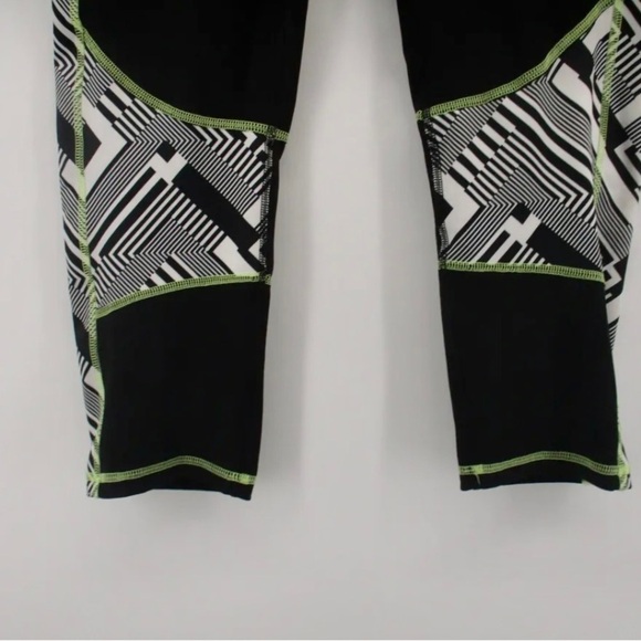 RBX, HIGH RISE CAPRI EXERCISE LEGGINGS. BLACK, WHITE & GREEN. SIZE L - Picture 3 of 8